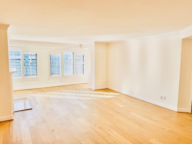 Photo - 1080 Wisconsin Ave NW