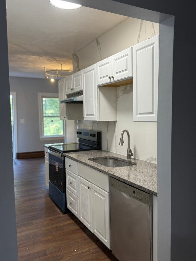 COCINA - 461 Aiken Ave Unidad 2 BR Home Dacrut