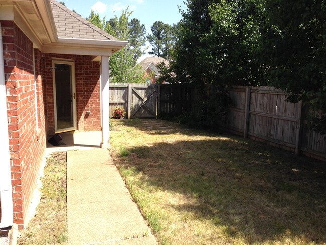 Photo - Great 3br/2ba Cordova home. Fenced backyard and eat in kitchen. Pets are welcome, fees apply.
