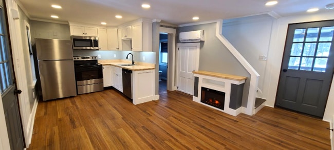 Building Photo - 287 Main St