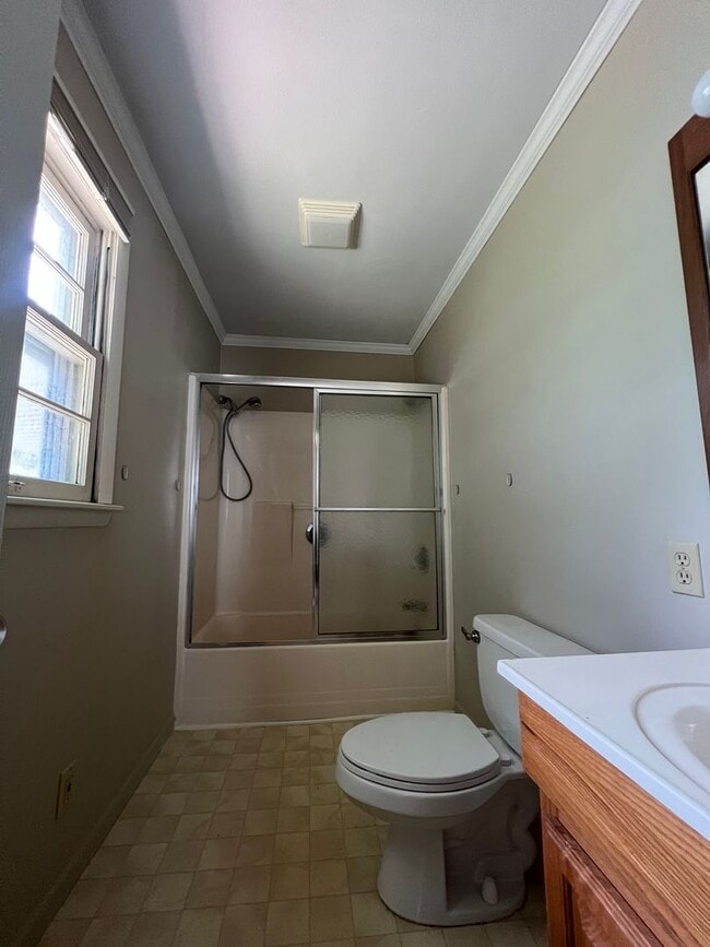 Photo - 3 bedroom/2 bath house close to KU with washer/dryer