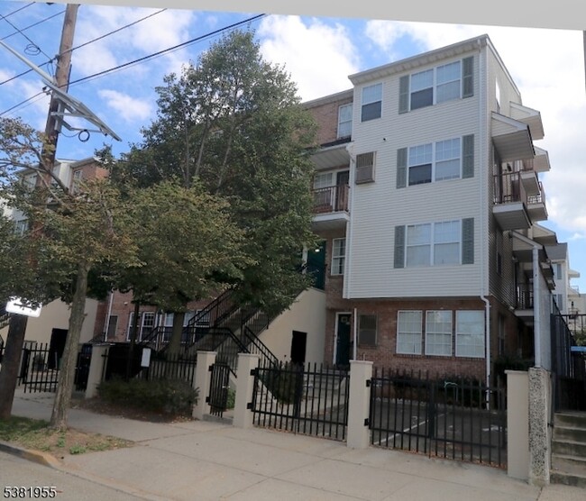 Building Photo - 76 Union St Rental