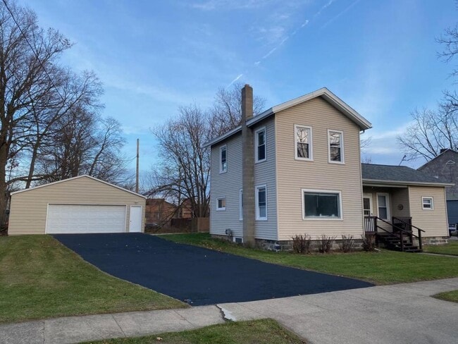 Building Photo - 316 N Main St