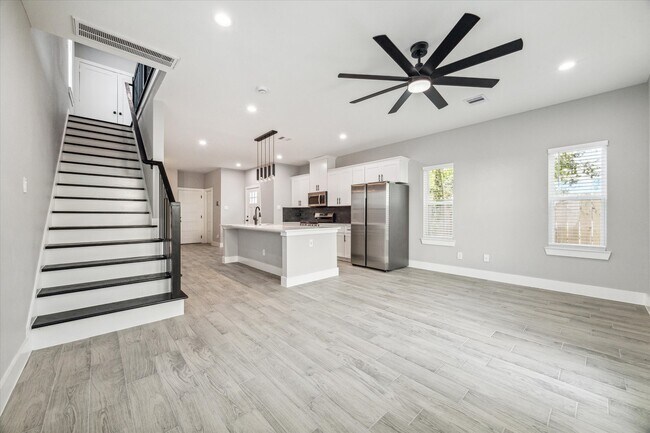 Photo - 928 Granville Dr