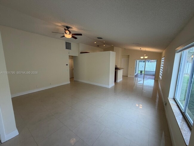 Photo - 1525 Estancia Cir