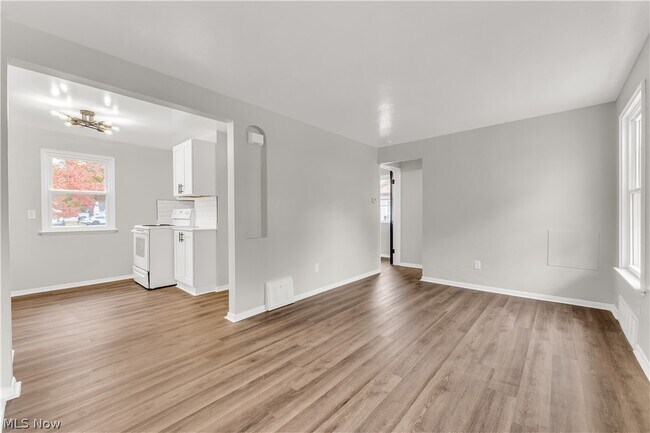 Photo - 441 E 250th St