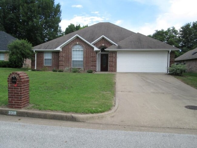 Building Photo - Spacious 3 bedroom 2 bath home in Tyler! Coming soon!