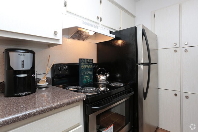 1BR, 1.5BA 711SF - Kitchen