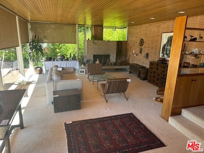 Photo - 590 N Tigertail Rd