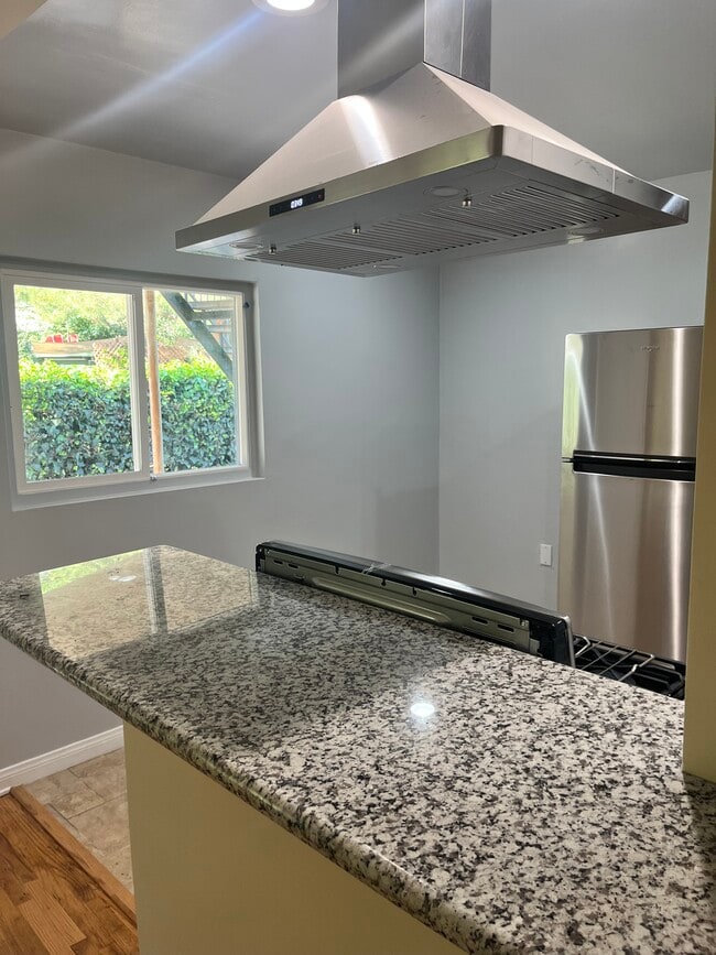 Building Photo - 1391 N Altadena Dr Unit B