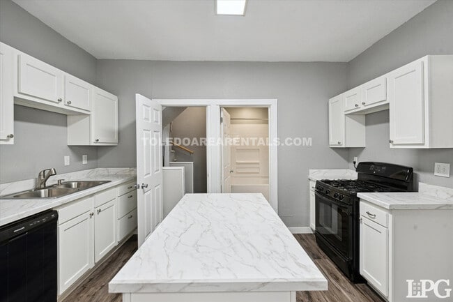 Building Photo - 365 Burger St