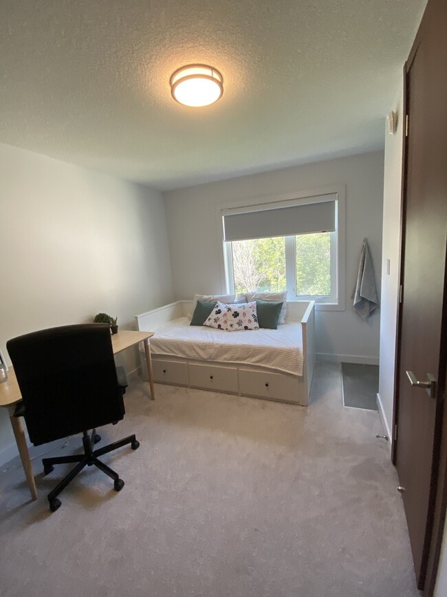 Building Photo - 10749-10786 86 Ave NW Unit A22