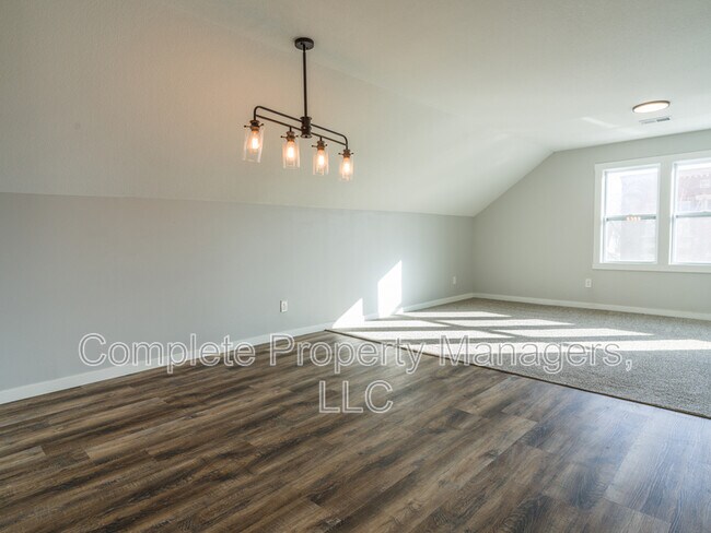 Photo - 103 Main St E