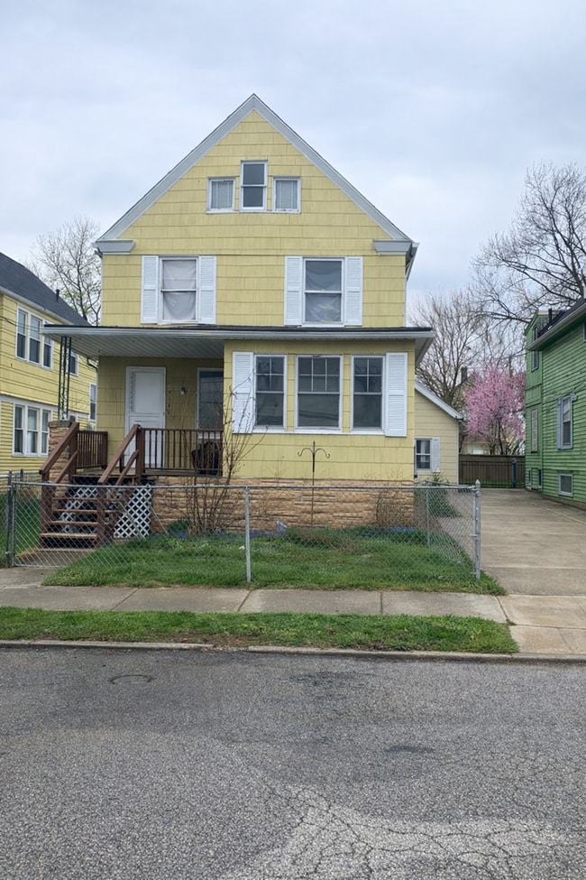 Building Photo - 3540 W 61st St Unit Lower Front