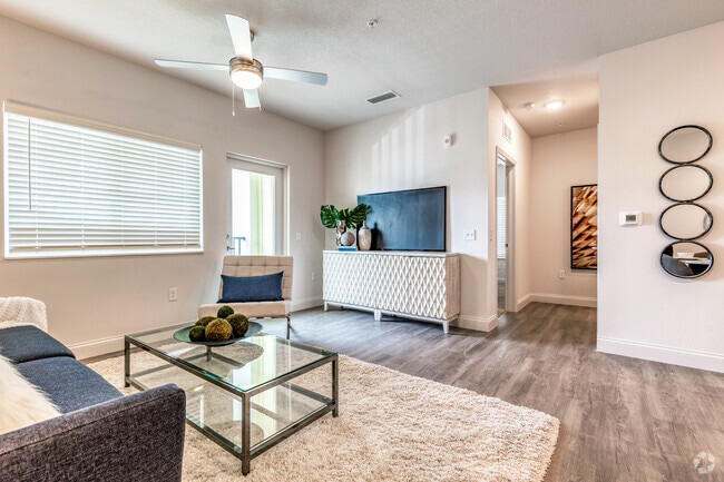 1BR, 1BA - 689SF