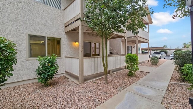 Photo - Awesome 2bd/2ba Condo close to Tempe Town Lake, ASU, Sky Harbor, Freeway Access and Light Rail.