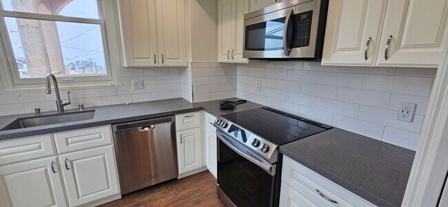 Photo - Golden Gate Heights: Remodeled, Spacious Studio w/ A/C, Laundry In-Unit and Dishwasher Unidad 1897 16th Ave.