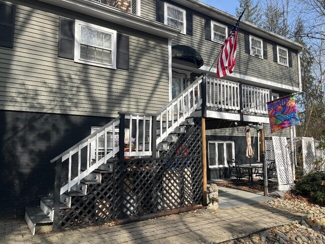 Building Photo - 21 Birchwood Rd Unit In-law apartment