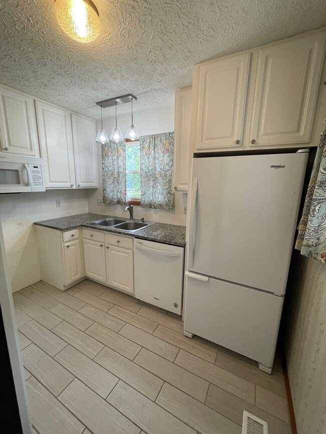 1313 Warren Dr