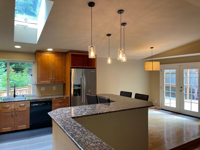 Beautiful 4 Bedroom Shoreline House! - Beautiful 4 Bedroom Shoreline House!