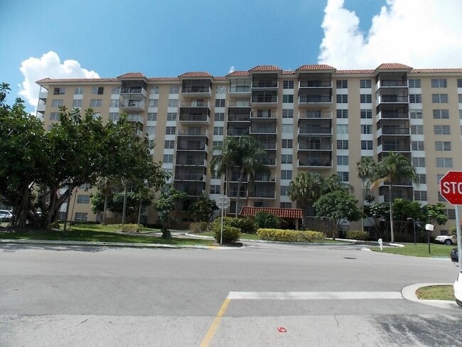 Building Photo - 4174 Inverrary Dr Unit 603