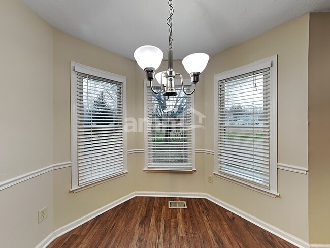 Photo - 214 St Lukes Ln