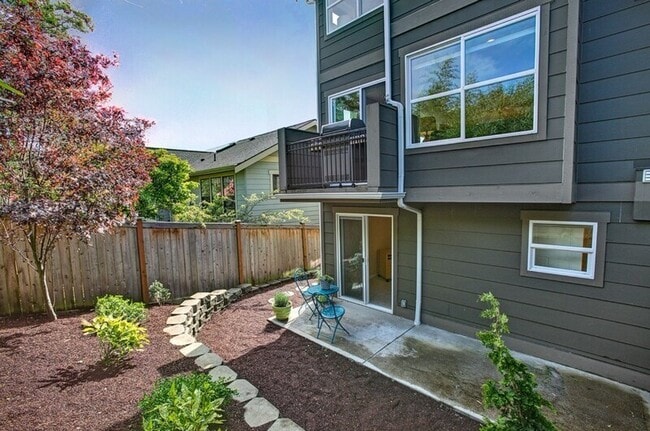 Building Photo - 3806 Interlake Ave N