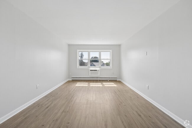 1BR, 1BA - 714SF - Living Room