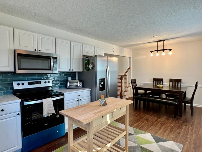 Photo - 730 Pineborough Rd