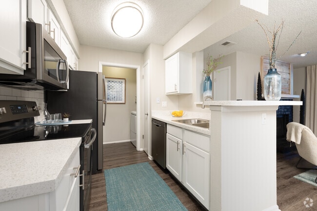 1BR, 1BA - 685SF - Kitchen
