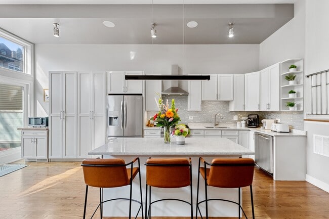 Photo - 1527 W Pearson St