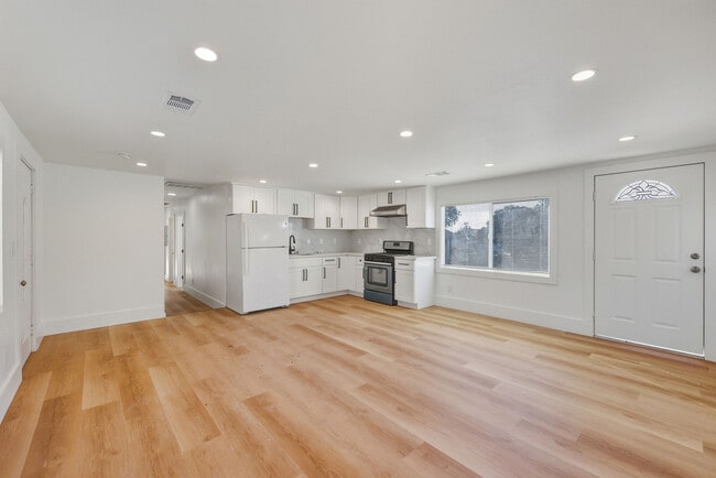 Building Photo - 1671 Mono Ave