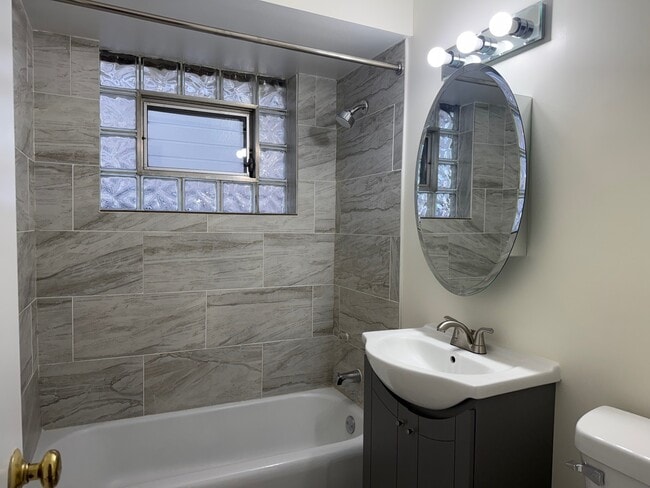 Photo - 11137 S Emerald Ave Unidad 2R