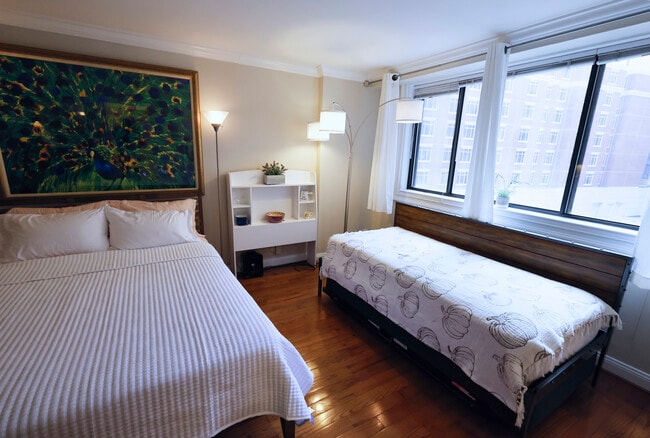 Cama de matrimonio y sofá cama - 1420 N St NW Unidad #414 NW DC 20005