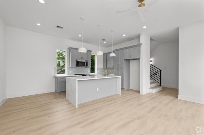 Building Photo - 3112 Live Oak St Rental