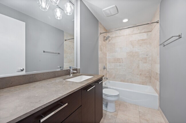 Photo - 1550 W Cornelia Ave Unit 403