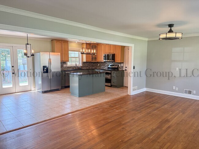 Photo - 2502 Little John Trail SE