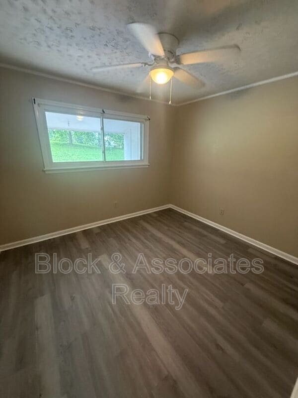 Photo - 142 W Pritchard St