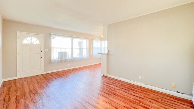 Photo - 4640 E 4th St Unidad 4640