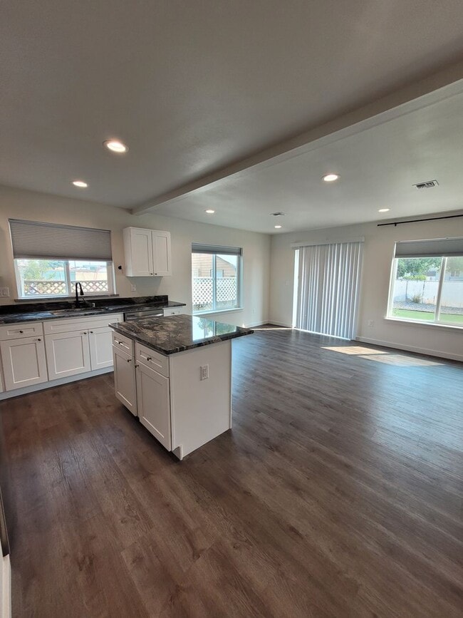 Photo - 527 Canterbury Ln