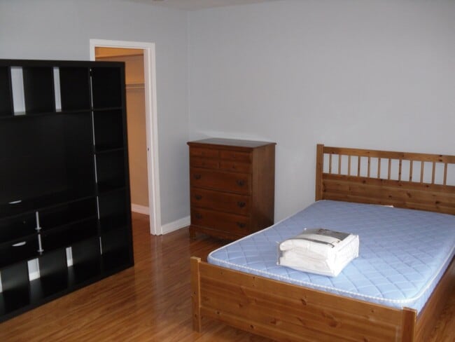 Área de dormitorio de planta abierta - 1011 Arlington Blvd Unidad 635