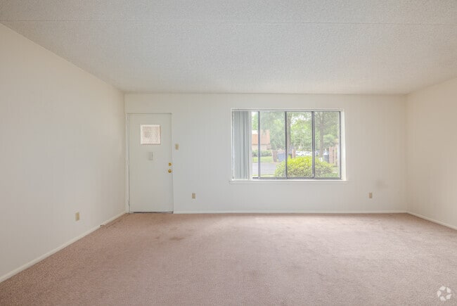 2BD, 1BA - 845SF - Entrance/Living Room