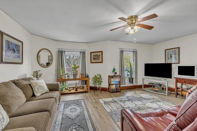 Living room/Bedroom - 307 Pleasant St Unit Upper