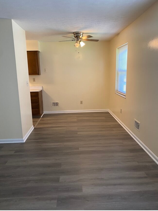 Building Photo - 4505 #2 Landside Drive Unit apt 2