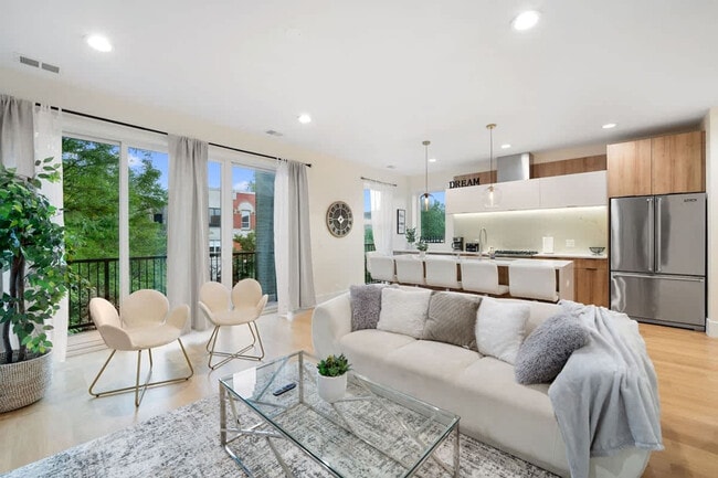 Building Photo - 2110 W Washington Blvd