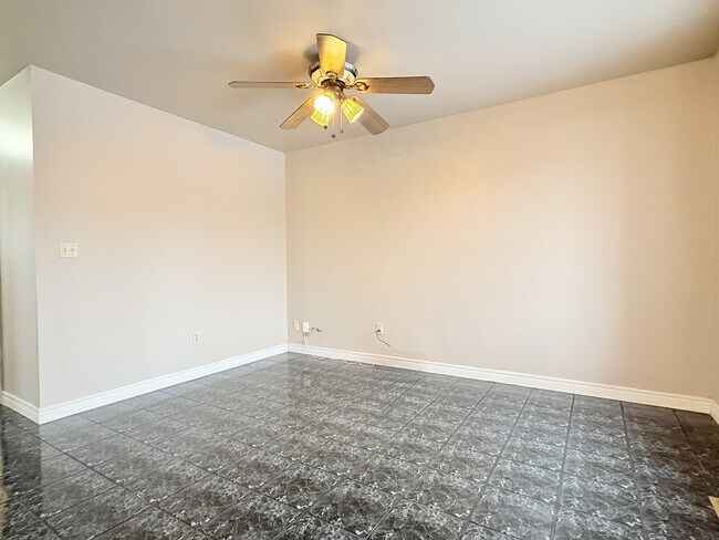 Photo - 800 Cabana Road E