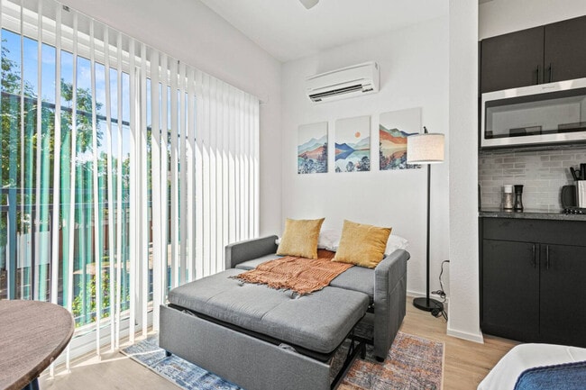 Photo - 596 W 9th St Unidad ID1335763P