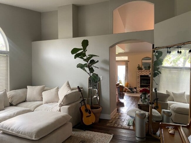 Building Photo - Beautiful Four Bedroom Home in Olive Estates