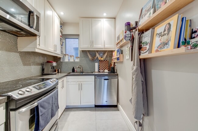 Photo - Prime Palmerstson Boulevard near Bloor Subway Station Unité 105A