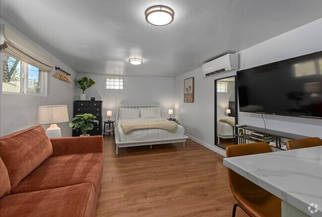 Building Photo - 1306 E Granada Rd Unit Guest House